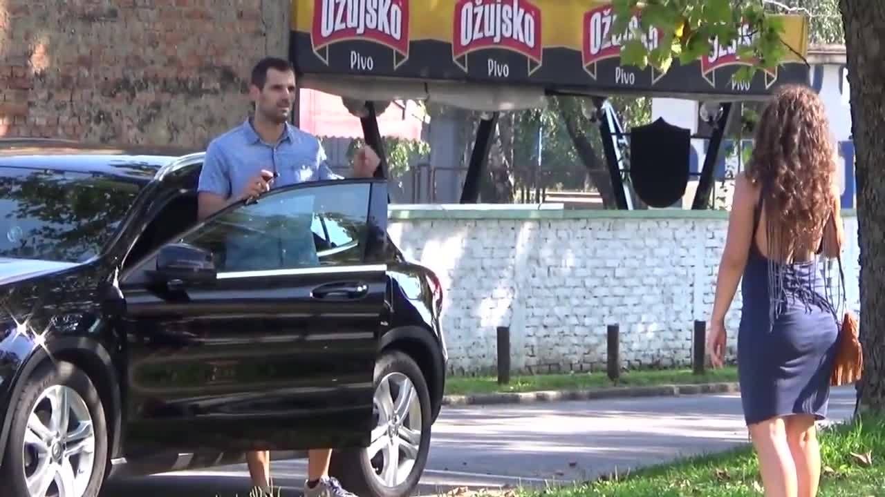 Хърватка наплюва в лицето ухажор, след като разбира, че го лъже с мерцедес !