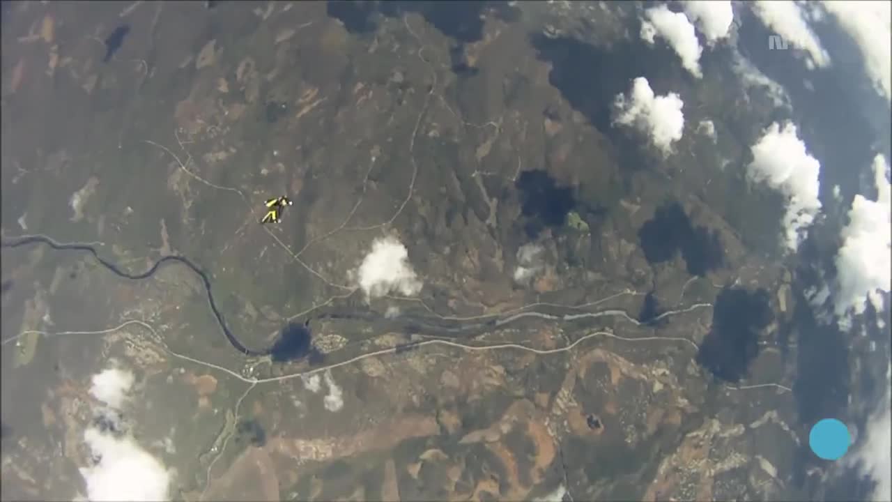 Метеорит за малко не удари парашутист