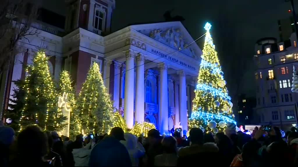 Запалиха светлините на коледната елха в София с шоу пред Народния театър (ВИДЕО+СНИМКИ)