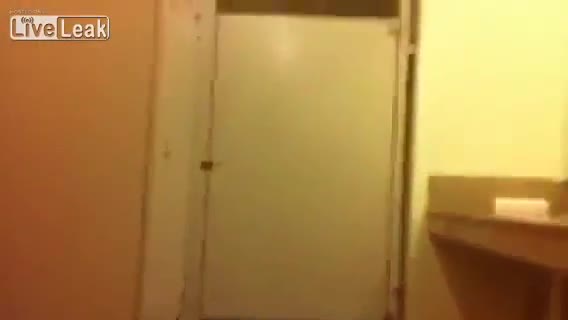 Смях ... Луда шега с приятел в тоалетната ... на бързо свърши работата !!!