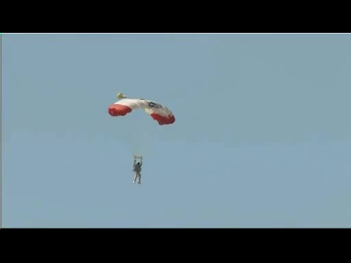 Феликс Баумгартнер успешно се приземи на Земята