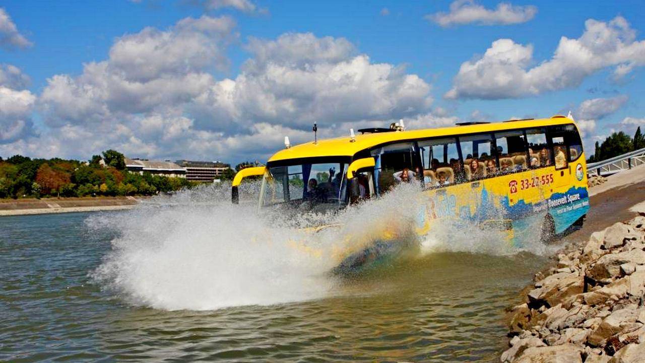 С автобус във водата