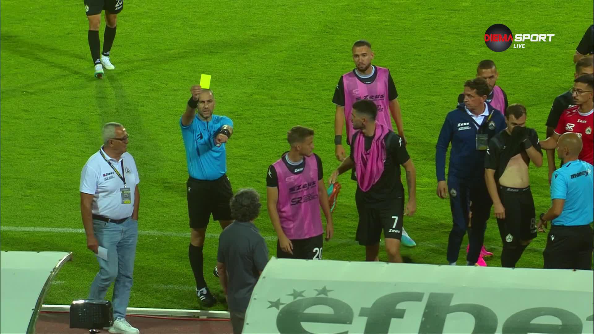 Нервите не издържаха в края на мача Берое - Славия