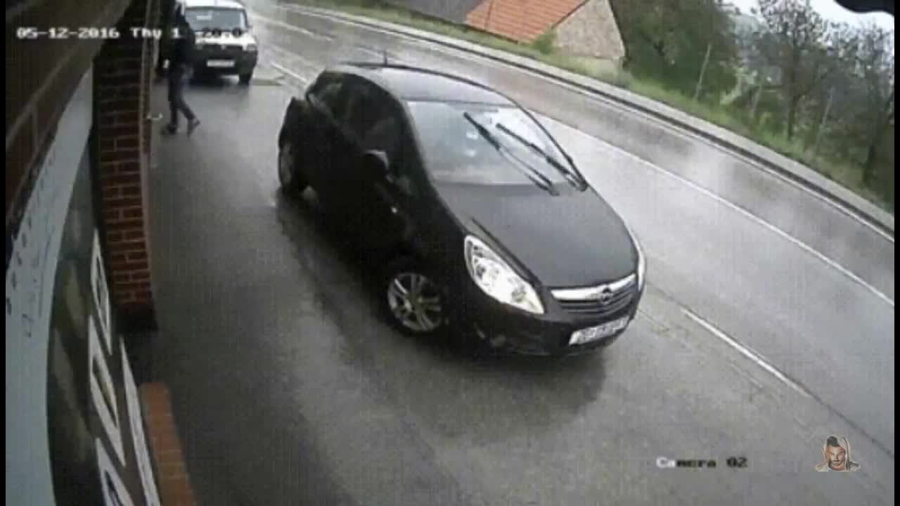 Забравяш ръчната спирачка , губиш колата !