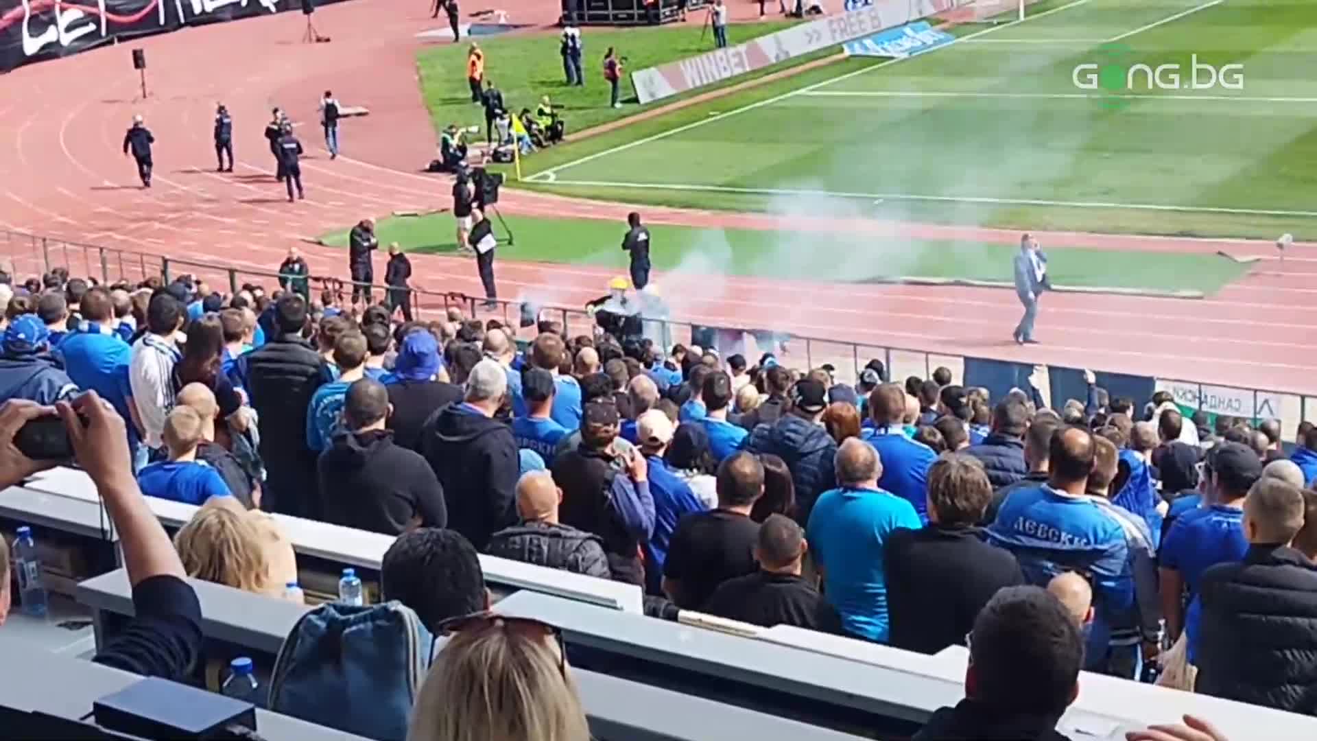Фенове на Левски горят тениски на вечния противник