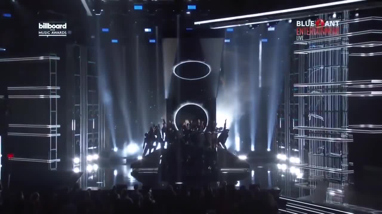 Кралици!! Кристина Аилера и Деми Fall In Line на живо на billboard Music Award 2018