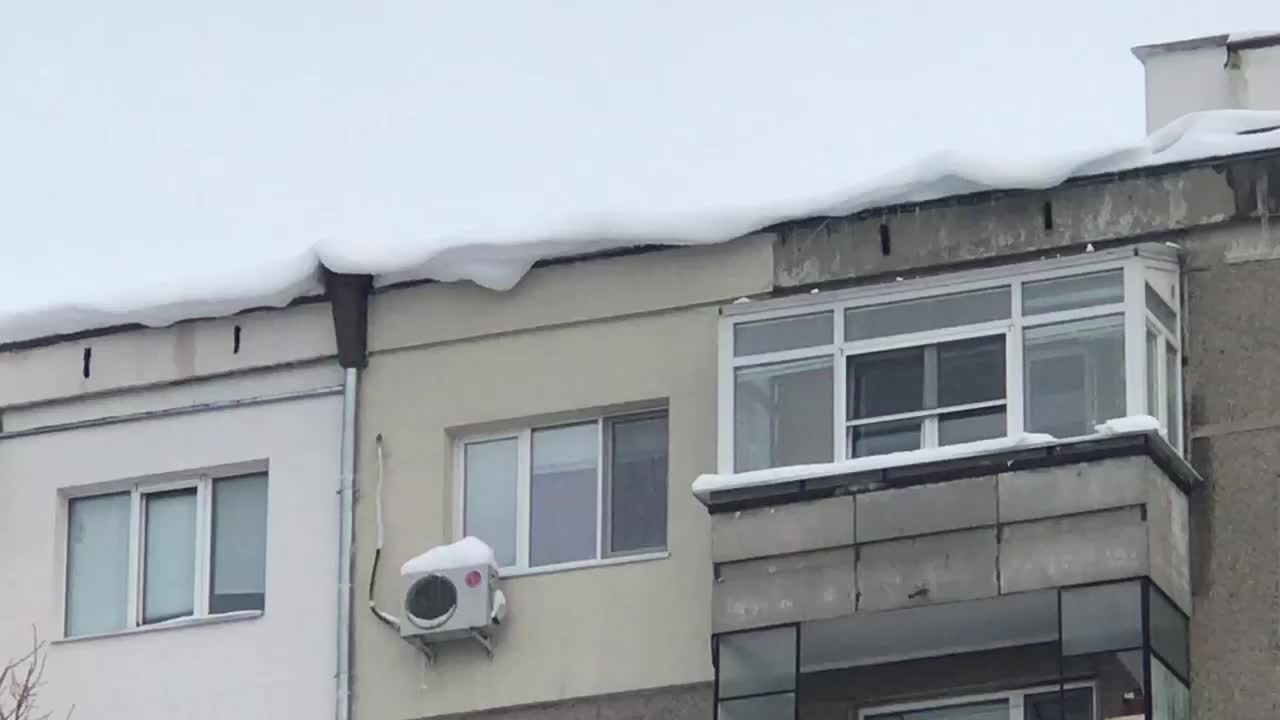 Сняг по покривите