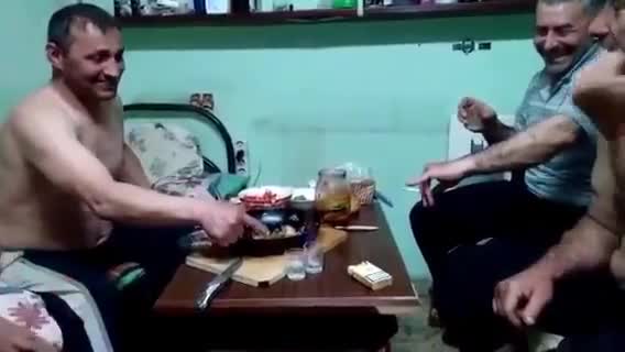 Пиян руснак се залива с горяща водка!