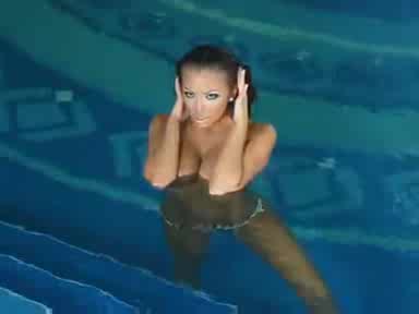 16  Николета Лозанова гола в басейн /фотосесия Fhm/