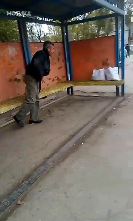 Бабичка бие пиян човек на спирката, Смях!