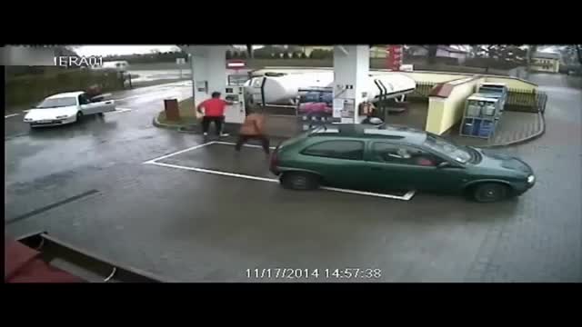 Ето какво става когато жена зарежда на бензиностанция
