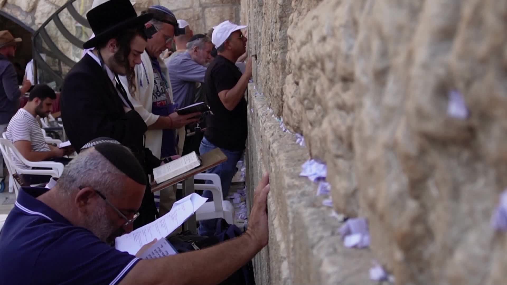 Почистиха от молитвени бележки Стената на плача в Йерусалим (ВИДЕО)
