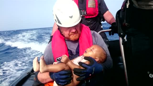 Снимка на удавило се бебе мигрантче потресе света