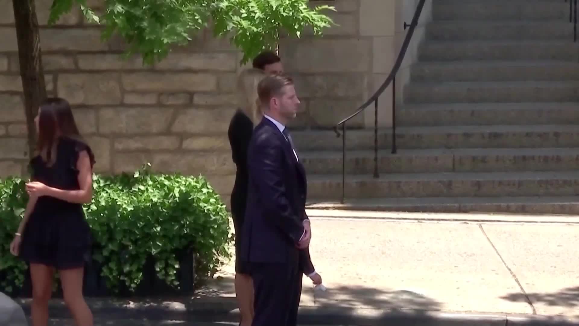 Доналд Тръмп присъства на погребението на бившата си съпруга - Ивана (ВИДЕО+СНИМКИ)