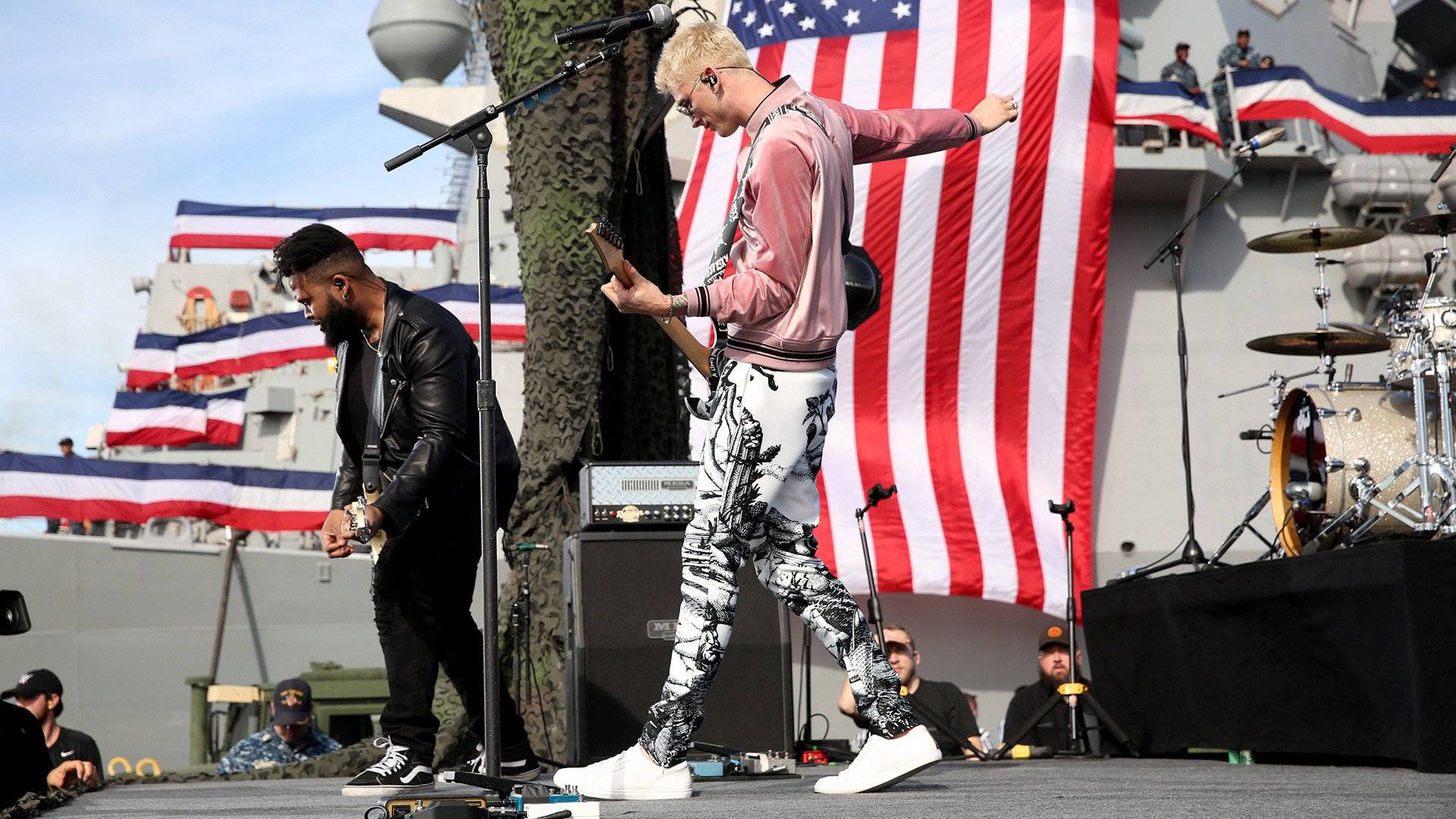 Machine Gun Kelly представиха "Let You Go": WWE Tribute to the Troops