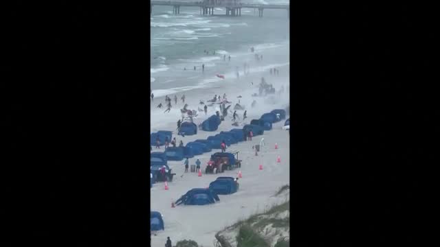 Смерч рани двама души на плаж във Флорида