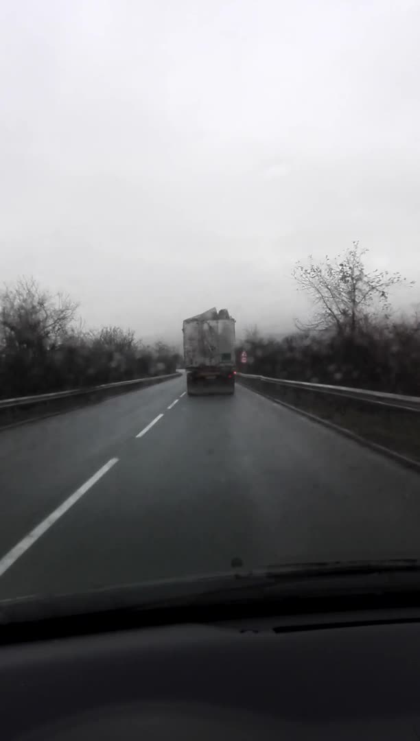 Камион с разпадащо се платнище на пътя Правец - Враца