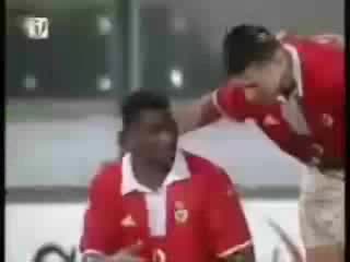 Футболист Умира По Време На Футболен Мач!