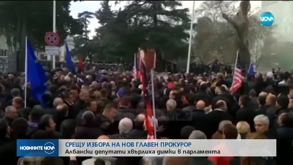 Албански депутати хвърлиха димни бомби в парламента
