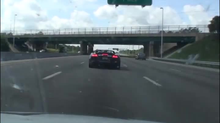 Безразсъден шофьор на спортно Audi R8 Spyder причинява голяма катастрофа на магистрала!
