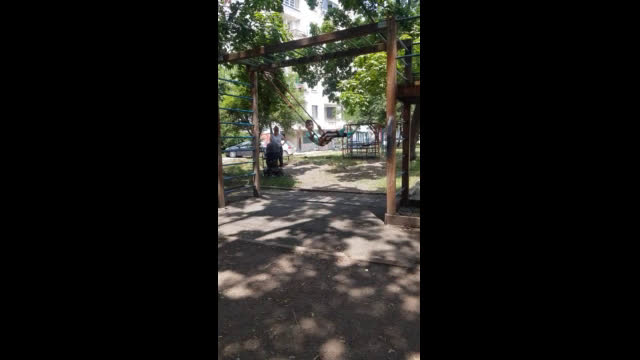 Люлееща се детска площадка