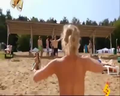 Смях! Момиче подай топката