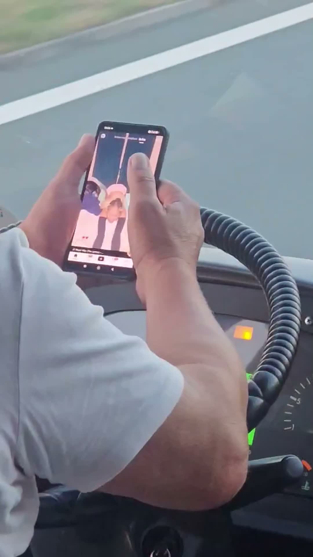 Уволниха шофьор на автобус, гледал TikTok зад волана