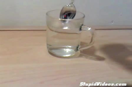 Много Готин Номер С Чаша Вода И Лъжица 