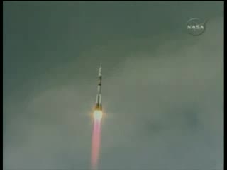 „Союз” пое към МКС