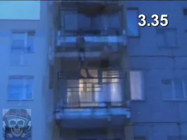 Полицаи преследват самоубиец по балконите