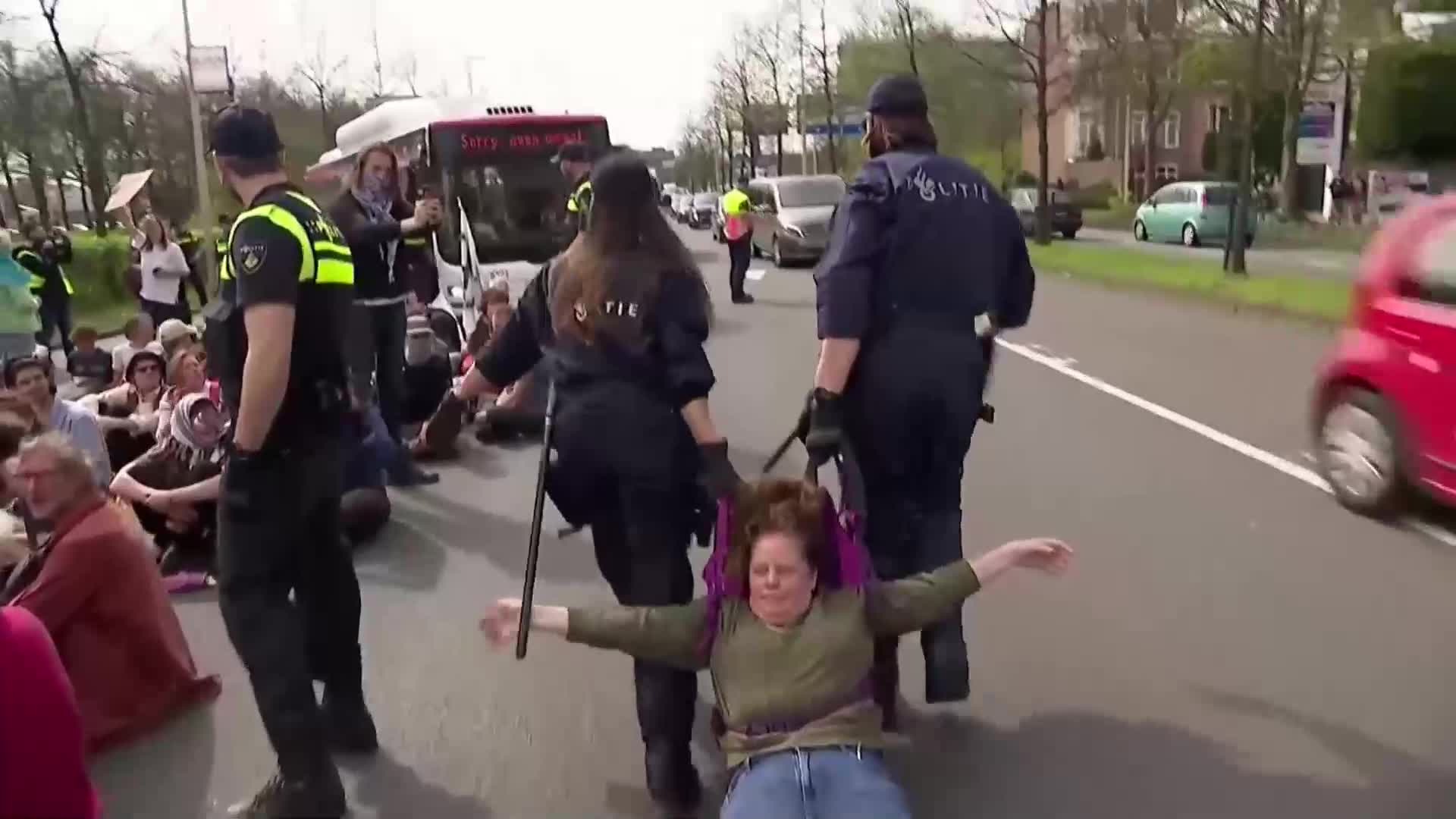 Задържаха Грета Тунберг в Хага
