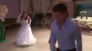 Булка денси яко, обра овацийте на гостите! Къде ли е младоженецът?