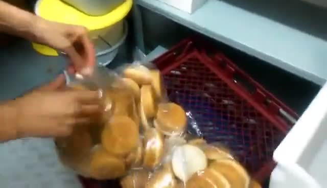 мишка в Макдоналдс - мишбургер