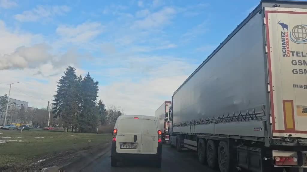 Две коли се удариха челно преди Дунав мост при Русе, образува се задръстване