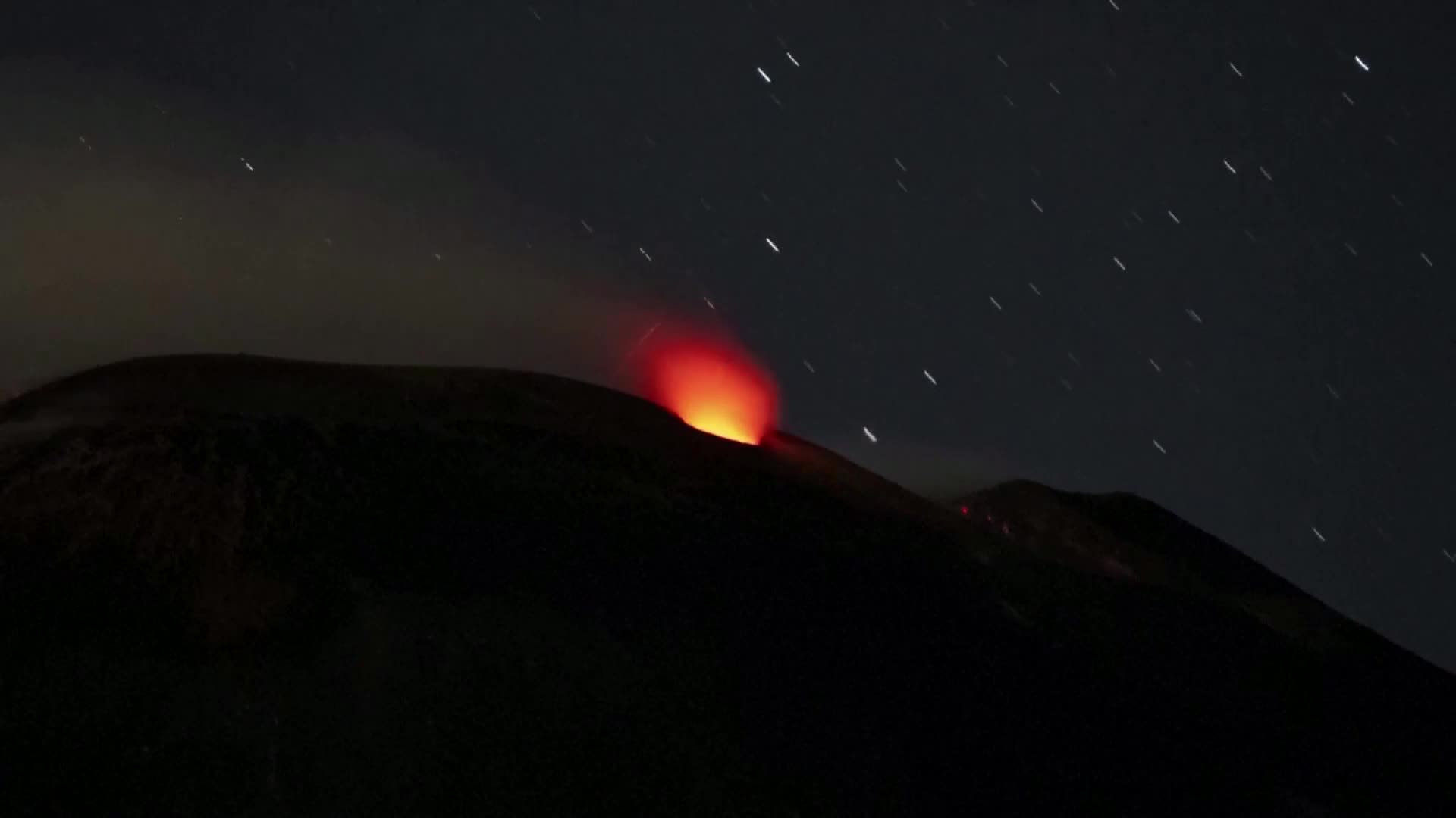Природна красота: Етна бълва идеални червени кръгове от дим (ВИДЕО)