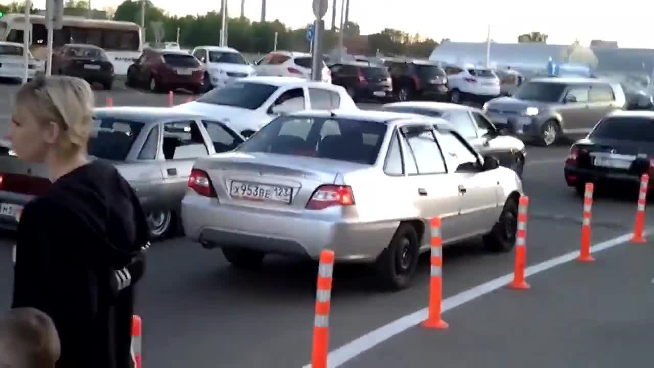 Вижте как се кара тунингована кола в Русия!