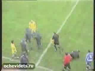 Руски футболист нокаутира съдията!!!