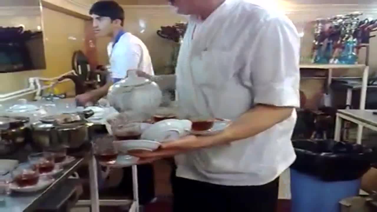 Сервитьорът, който няма нужда от табла