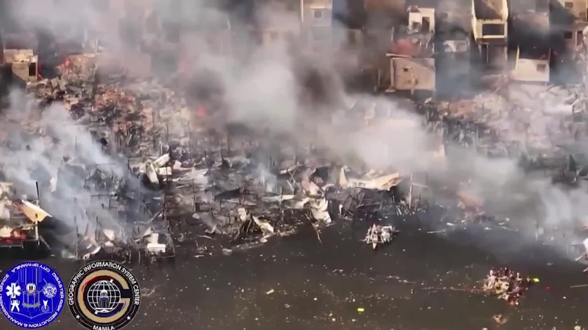 Мощен пожар изпепели 1000 къщи в Манила, остави стотици без дом (ВИДЕО)