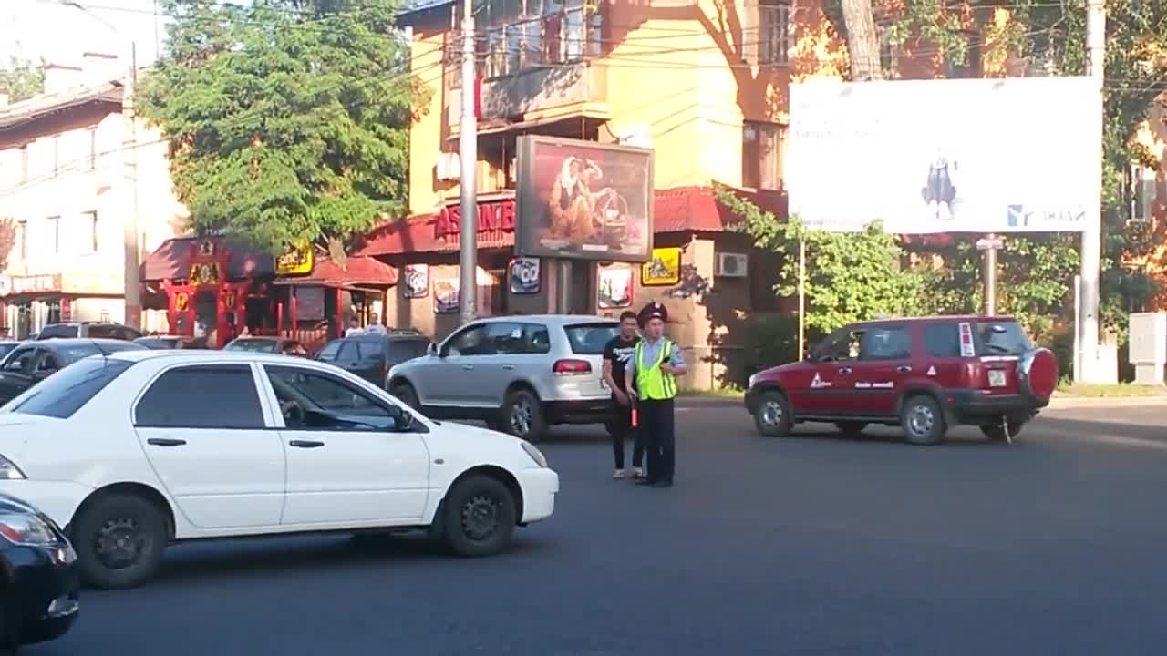 Пич регулира движението, докато дойде регулировчик