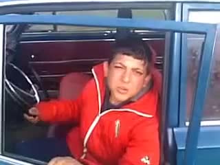 Хлапе подкарва автомобил в опит да свали клон за огрев