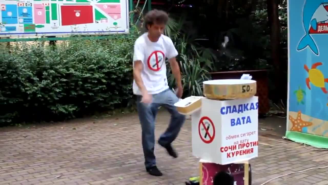 Момче прави страхотно шоу с захарен памук !!!