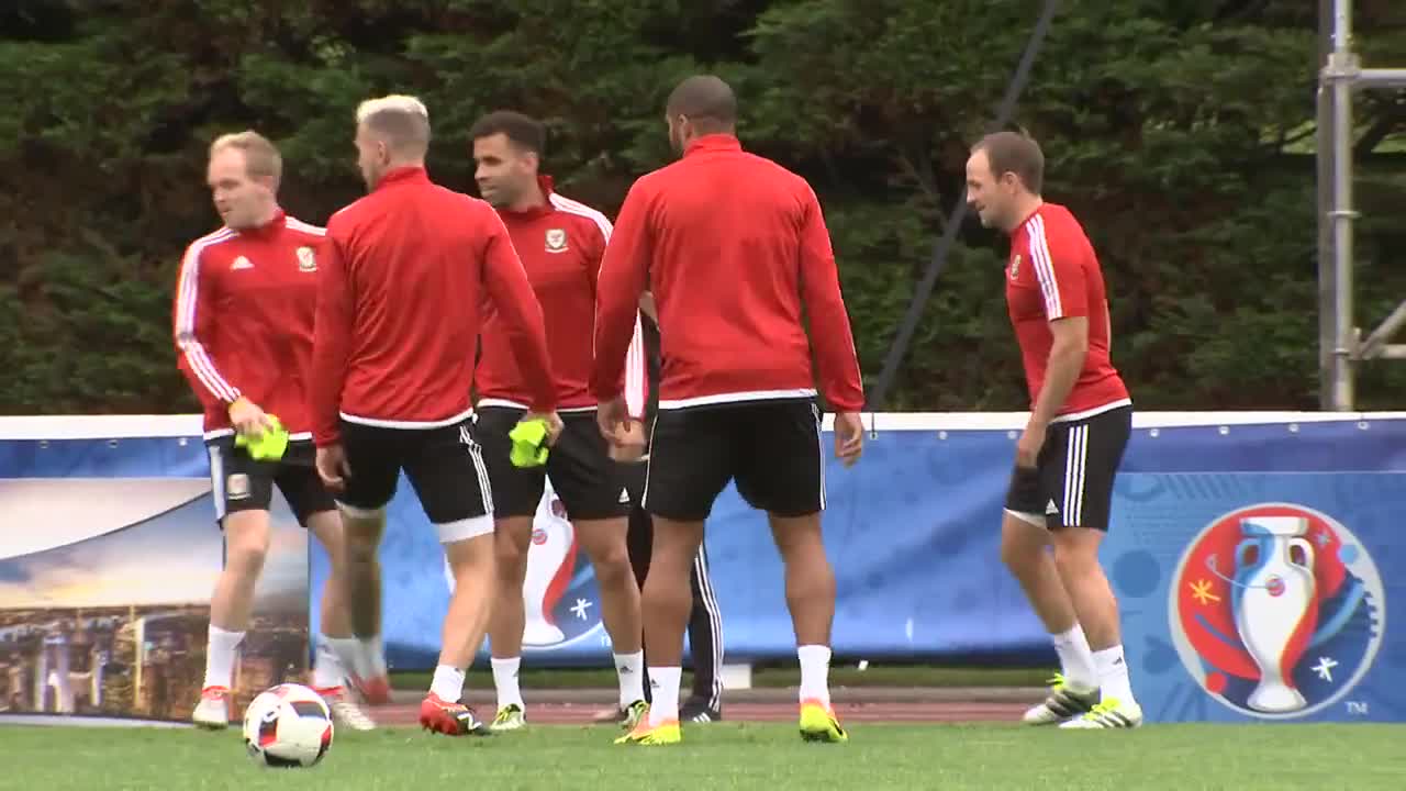 Уелс тренира за четвъртфинала с Белгия