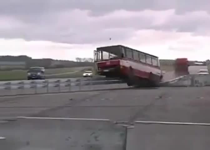Тест мантинелата с автобус не върви