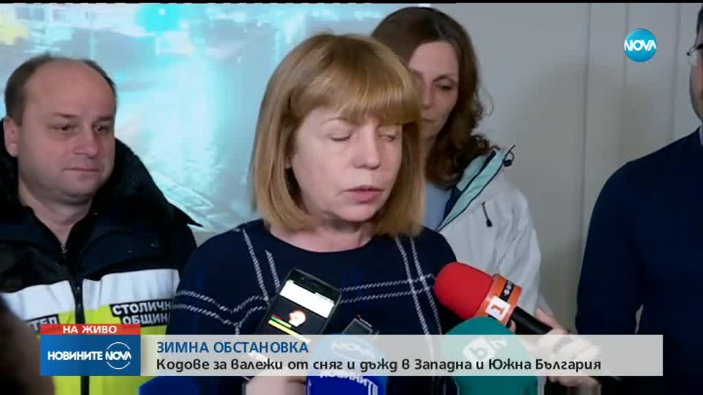 Снегът усложнява пътната обстановка в страната