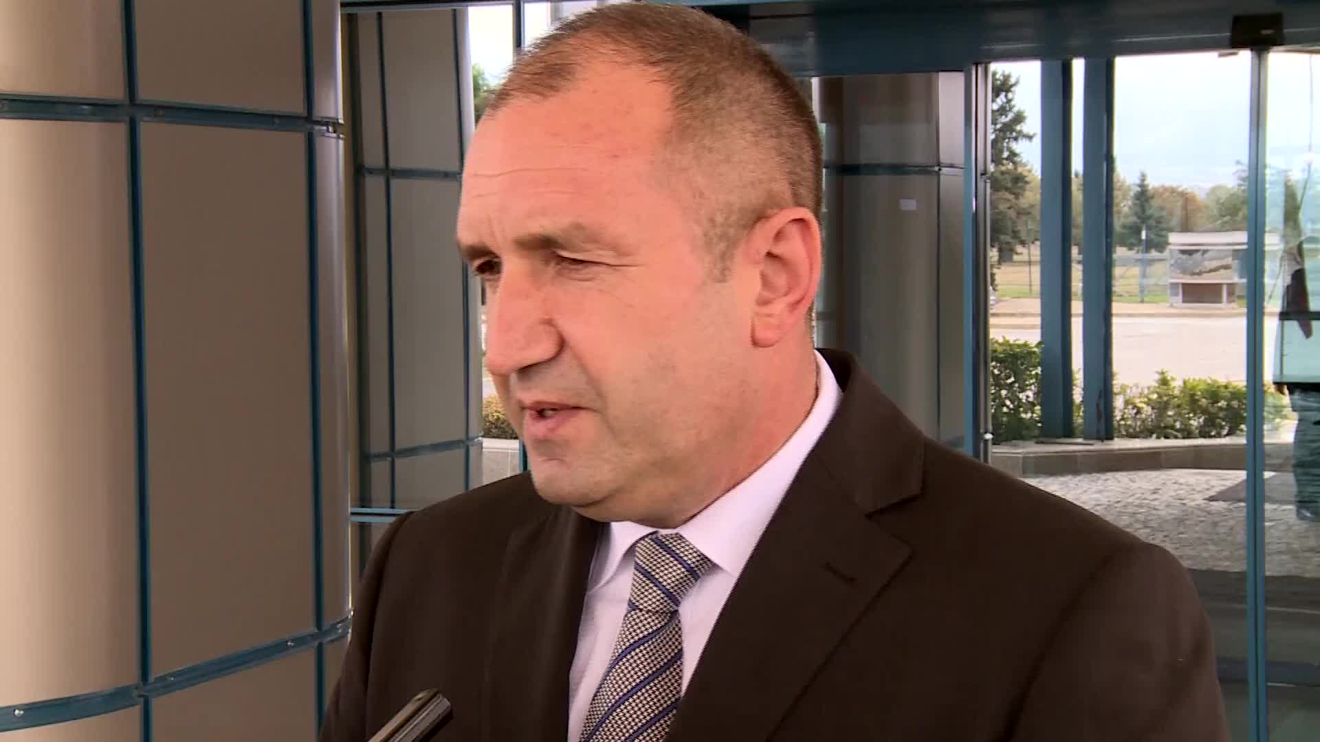 Радев: Борисов поддържа диалог, партията му води война с президента