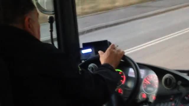 Шофьор на градски автобус пуши и говори по телефона в движение