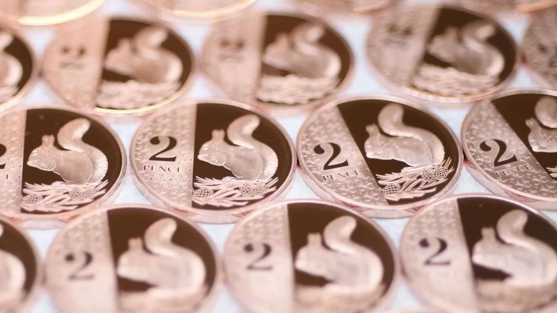 Кралският монетен двор показа дизайна на новите британски монети (ВИДЕО)