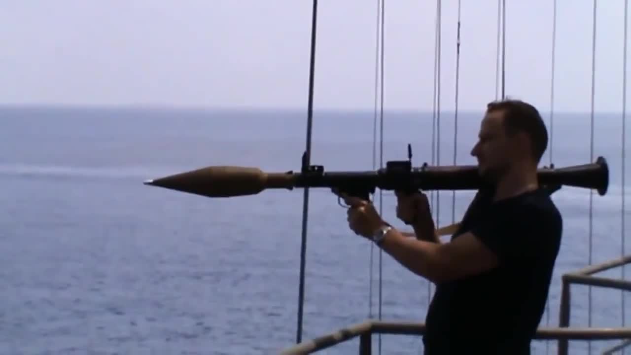 Руски боен кораб отговаря на набег на Сомалийски пирати