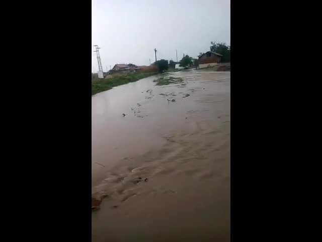 Новоизграден канал и хората плуват след дъжд